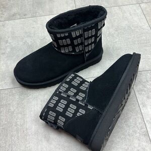 🍁 UGG 🍁 CLASSIC MINI II UGG GRAPHIC BLACK WINTER BOOTS COZY